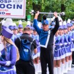 zdjęcie przedstawiające maszerującą i grająca orkiestrę dętą