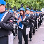 zdjęcie przedstawiające maszerującą i grająca orkiestrę dętą