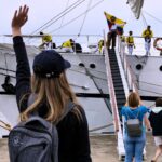 zdjęcie przedstawiające machającą dziewczynę do załogi jednego ze statku