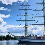 zdjęcie przedstawiające płynący statek