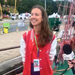 zdjęcie przedstawiające młodą kobietę udzielającą wywiadu na statku