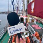 zdjęcie przedstawiające mikrofon, w widać część statku