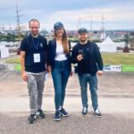 zdjęcie przedstawiające 3 młodych ludzi na Wałach Chrobrego