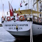 zdjęcie przedstawiające ryfę fryderyka chopina zacumowanego przy nabrzeżu