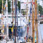 zdjęcie przedstawiające zacumowane łódki i statki przy szczecińskim nabrzeżu