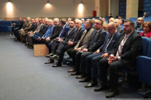 Uroczystość 40-lecia Instytutu Nauk o Polityce i Bezpieczeństwie Uniwersytetu Szczecińskiego. Aula (ujęcie bokiem). W pierwszym rzędzie oficjele.