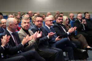 Uroczystość 40-lecia Instytutu Nauk o Polityce i Bezpieczeństwie Uniwersytetu Szczecińskiego. Aula (ujęcie bokiem). W pierwszym rzędzie oficjele.