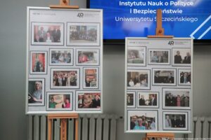 Wystawa jubileuszowa z okazji 40-lecia Instytutu Nauk o Polityce i Bezpieczeństwie Uniwersytetu Szczecińskiego. Dwie sztalugi z planszami – każda z około 10 zdjęciami.