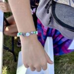 zdjęcie ręki dziewczynki z bransoletką