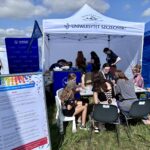 zdjęcie przedstawiające namiot wystawczy Uniwersytetu Szczecińskiego podczas festiwalu