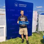 zdjęcie mężczyzny na ściance US na świeżym powietrzu