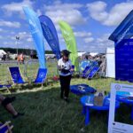 zdjęcie strefy US, na świeżym powietrzu na trawie z leżakami- przechodząca kobieta pomiędzy leżakami