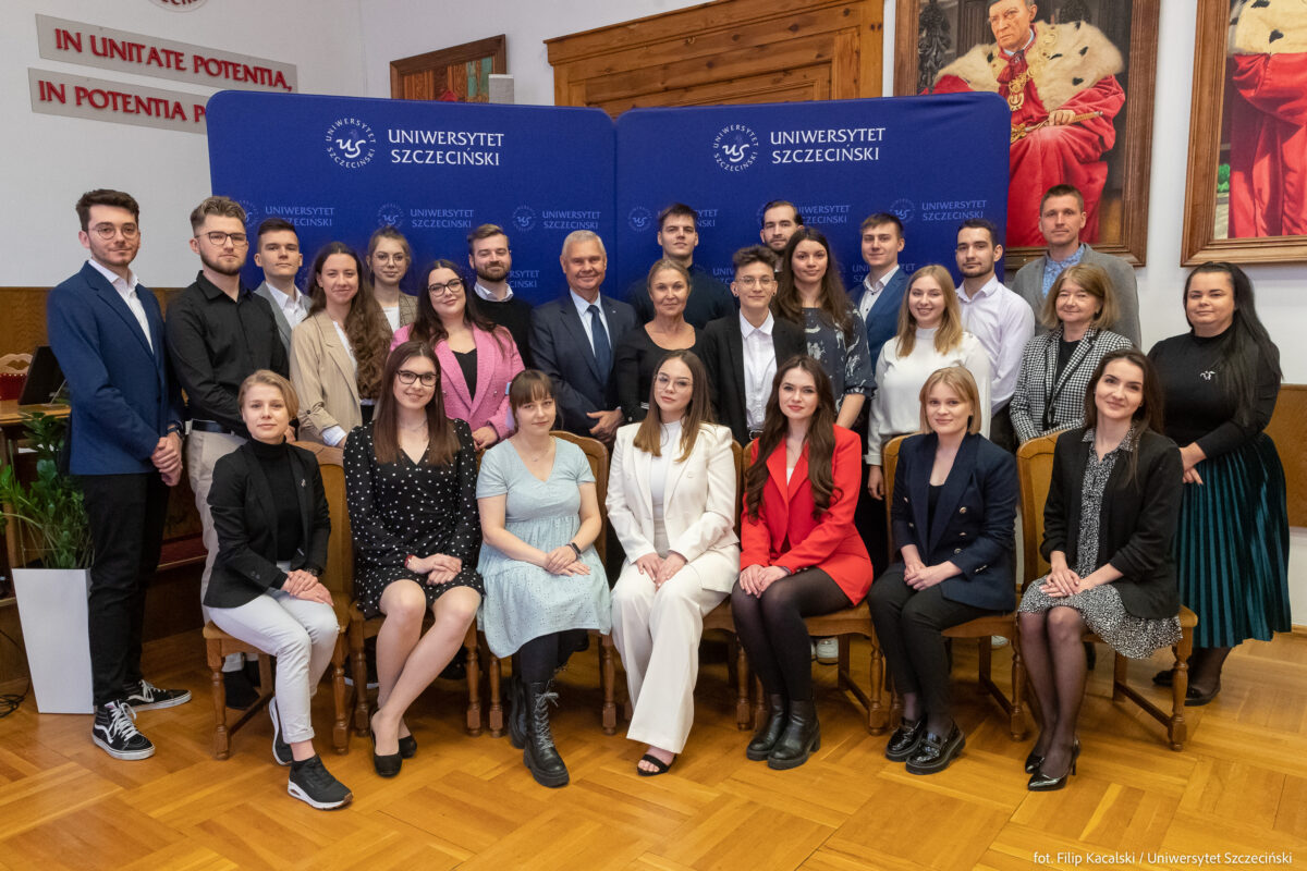 Wręczenie nagród dla wyróżniających się studentów