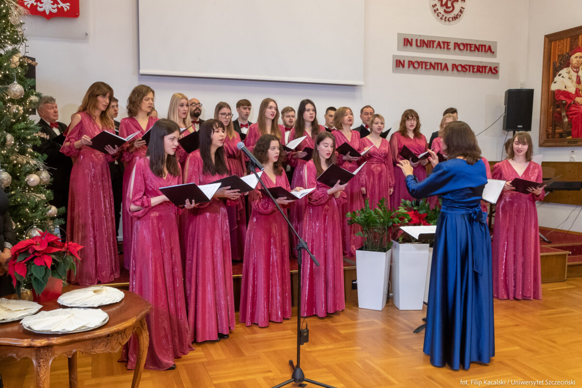Chór Uniwersytetu Szczecińskiego podczas spotkania wigilijnego. 