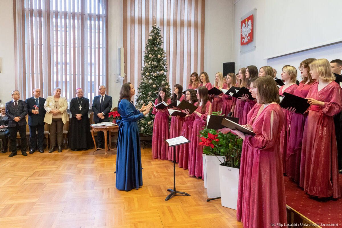 Chór Uniwersytetu Szczecińskiego wykonuje świąteczne piosenki.