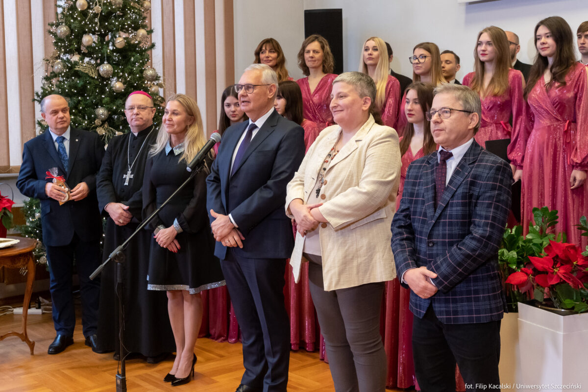 Władze Rektorskie Uniwersytetu Szczecińskiego oraz bp prof. dr hab. Henryk Wejman - Biskup Pomocniczy Archidiecezji Szczecińsko-Kamieńskiej podczas spotkania wigilijnego. 