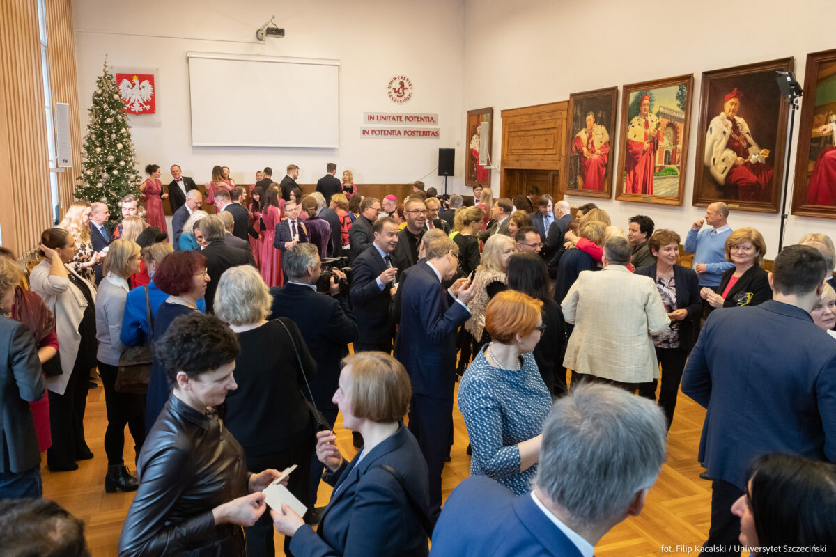 Uczestnicy spotkania wigilijnego składają sobie życzenia.