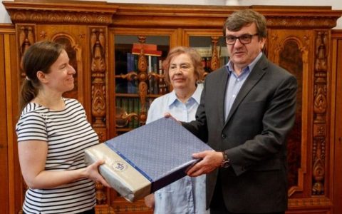 Wręczenie nagrody za udział w ankietyzacji