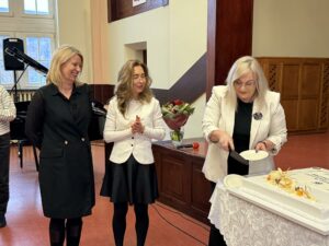 Sala Wydziału Ekonomii, Finansów i Zarządzania. Krojenie tortu okolicznościowego na 40-lecie Uniwersytetu Szczecińskiego Po prawej prorektorka krojąca tort, po lewej dziekan Wydziału i dyrektorka Instytutu Ekonomii i Finansów.