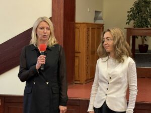 Sala Wydziału Ekonomii, Finansów i Zarządzania. Uroczystość zakończenia 40-lecia Uniwersytetu Szczecińskiego otwierają dwie kobiety – dziekan Wydziału i dyrektorka Instytutu Ekonomii i Finansów.