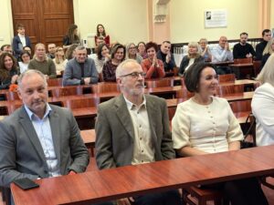 Sala Wydziału Ekonomii, Finansów i Zarządzania. Ujęcie bokiem. Uczestnicy siedzą na krzesłach podczas otwarcia uroczystości zakończenia 40-lecia Uniwersytetu Szczecińskiego.