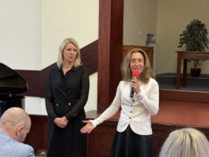 Sala Wydziału Ekonomii, Finansów i Zarządzania. Uroczystość zakończenia 40-lecia Uniwersytetu Szczecińskiego otwierają dwie kobiety –dyrektorka Instytutu Ekonomii i Finansów (z prawej) i dziekan Wydziału (z lewej).