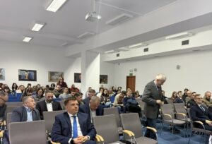 zdjęcie uczestników konferencji siedzących w sali wykładowej