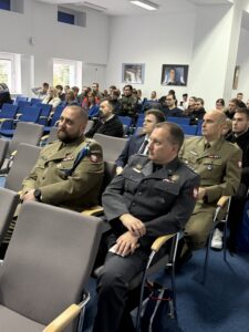 zdjęcie uczestników konferencji siedzących w sali wykładowej