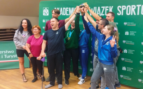 Studenci Uniwersytetu Szczecińskiego z medalami i pucharem