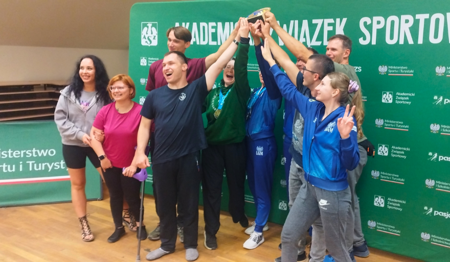 Studenci Uniwersytetu Szczecińskiego z medalami i pucharem