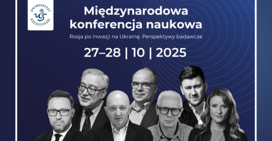 Granatowe tło, biała ramka. W lewym górnym rogu granatowe logo Uniwersytetu Szczecińskiego na białym tle. Na środku biały napis: „Międzynarodowa konferencja naukowa. Rosja po inwazji na Ukrainę. Perspektywy badawcze”. Poniżej data i czarno-białe twarze prelegentów – 6 mężczyzn i kobieta po prawej.