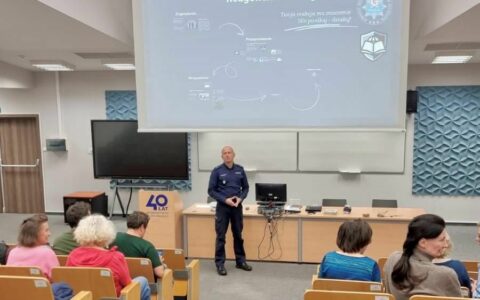 Policjanci szkolili kadrę Uniwersytetu Szczecińskiego jak reagować na sytuacje zagrożenia życia i zdrowia