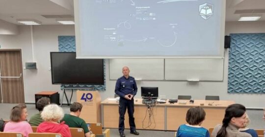 Policjanci szkolili kadrę Uniwersytetu Szczecińskiego jak reagować na sytuacje zagrożenia życia i zdrowia