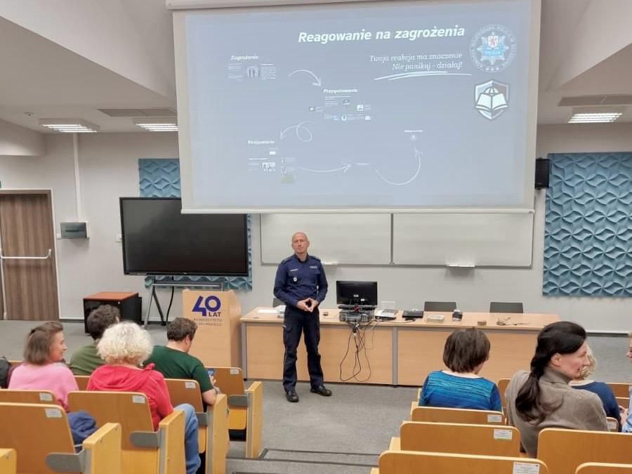 Policjanci szkolili kadrę Uniwersytetu Szczecińskiego jak reagować na sytuacje zagrożenia życia i zdrowia