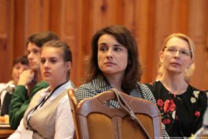 Kadr na pięć osób. Siedzący przy stole uczestnicy III Międzynarodowego Kongresu Języka i Kultury Polskiej.