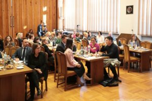 Ujęcie bokiem. Siedzący przy stołach (3 rzędy) uczestnicy III Międzynarodowego Kongresu Języka i Kultury Polskiej.