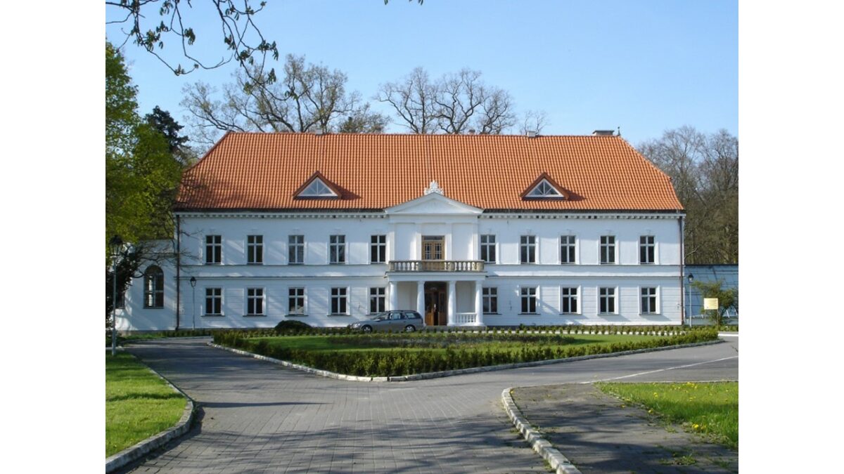 Uniwersytet Szczeciński ogłasza przetarg pisemny nieograniczony na najem Zespołu Pałacowo-Parkowego w Małkocinie wraz z wyposażeniem