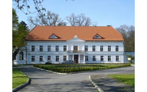 Uniwersytet Szczeciński ogłasza przetarg pisemny nieograniczony na najem Zespołu Pałacowo-Parkowego w Małkocinie wraz z wyposażeniem
