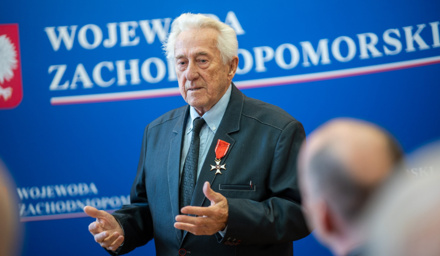 Odznaczenie prof. Tadeusza Białeckiego Krzyżem Kawalerskim Orderu Odrodzenia Polski