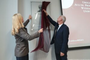 Uroczystość nadania auli im. Profesora Bronisława Ziemianina – Wydział Prawa i Administracji Uniwersytetu Szczecińskiego. Na zdjęciu moment odsłonięcia tablicy. Po prawej rektor US, po lewej kobieta z rodziny profesora.