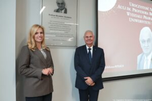 Uroczystość nadania auli im. Profesora Bronisława Ziemianina – Wydział Prawa i Administracji Uniwersytetu Szczecińskiego. Na zdjęciu odsłonięta tablica. Po prawej rektor US, po lewej kobieta z rodziny profesora.