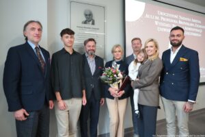 Uroczystość nadania auli im. Profesora Bronisława Ziemianina – Wydział Prawa i Administracji Uniwersytetu Szczecińskiego. Na zdjęciu 8-osobowa rodzina profesora pozuje do zdjęcia przed tablicą pamiątkową.