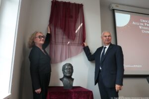 Uroczystość nadania auli im. Profesora Macieja Zielińskiego – Wydział Prawa i Administracji Uniwersytetu Szczecińskiego. Na zdjęciu moment odsłonięcia tablicy. Po prawej rektor US, po lewej kobieta z rodziny profesora.