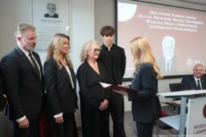 Uroczystość nadania auli im. Profesora Macieja Zielińskiego – Wydział Prawa i Administracji Uniwersytetu Szczecińskiego. Dziekan Wydziału dr hab. Ewelina Cała-Wacinkiewicz, prof. US (po prawej, bokiem), 4-osobowa rodzina profesora (bokiem po lewej). W tle odsłonięta tablica.
