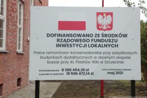 Otwarcie budynku Wydziału Prawa i Administracji Uniwersytetu Szczecińskiego. Tablica z informacjami o dofinansowaniu projektu remontowego.
