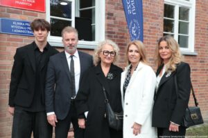 Otwarcie budynku Wydziału Prawa i Administracji Uniwersytetu Szczecińskiego. Uroczystość nadania auli im. Profesora Macieja Zielińskiego. Przed budynkiem 4-osobowa rodzina profesora z dziekan Wydziału.