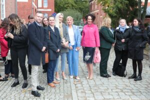 Otwarcie budynku Wydziału Prawa i Administracji Uniwersytetu Szczecińskiego. Ludzie zgromadzeni przed wejściem.