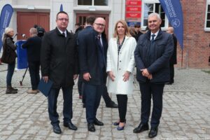 Otwarcie budynku Wydziału Prawa i Administracji Uniwersytetu Szczecińskiego. Przed budynkiem rektor US, dziekan WPiA i przedstawiciele miasta.