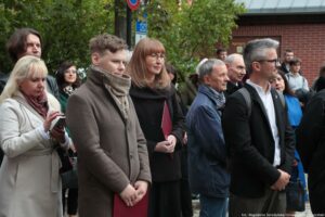 Otwarcie budynku Wydziału Prawa i Administracji Uniwersytetu Szczecińskiego. Ludzie zgromadzeni przed wejściem.