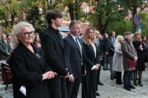 Otwarcie budynku Wydziału Prawa i Administracji Uniwersytetu Szczecińskiego. Ludzie zgromadzeni przed wejściem.